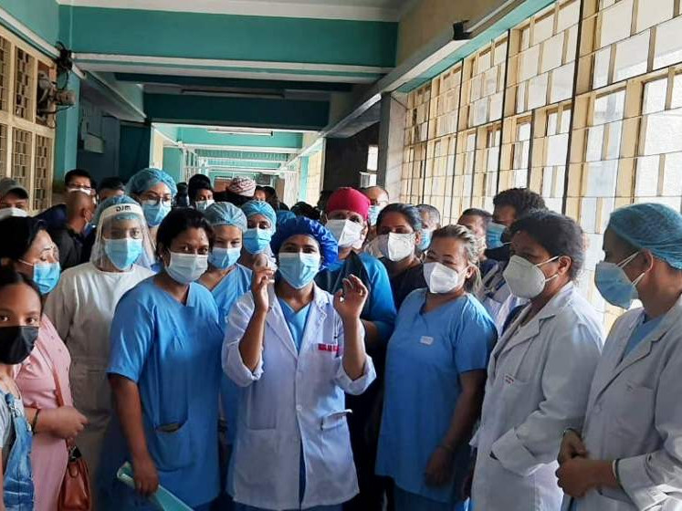 भत्ता माग्न गएका वीरका स्वास्थ्यकर्मीमाथि प्रहरीले लाठी र लात बर्साएपछि‍‍‍‍‍‍‍‍‍‍‍‍‍‍‍...